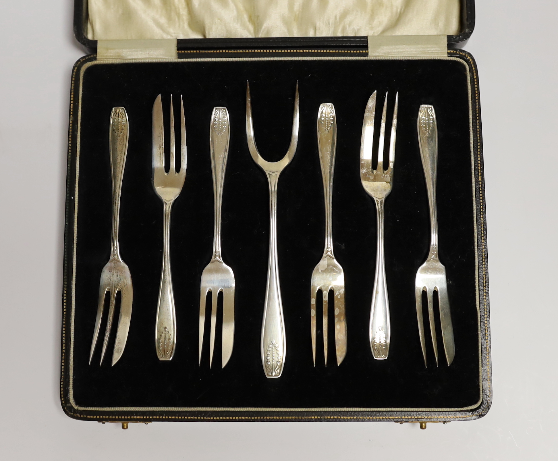 A cased set of six George V silver pastry forks and a serving fork, Birmingham, 1933.